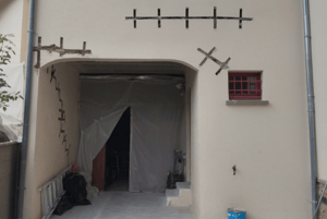 Photo d'un bâtiment fissuré avant travaux