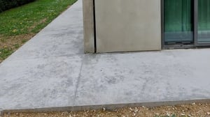 Recoin extérieur dune maison protégée par du béton