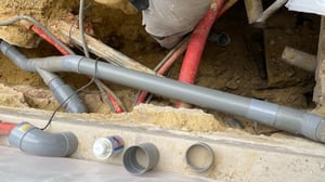 Tuyaux entremêlés sous terre