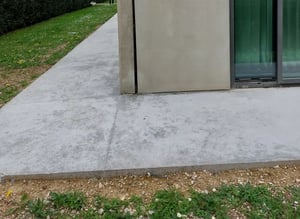 Recoin extérieur dune maison protégée par du béton