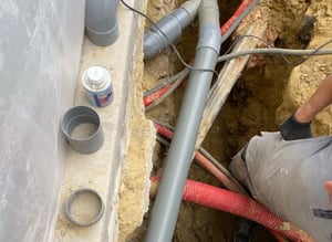 Tuyaux entremêlés sous terre