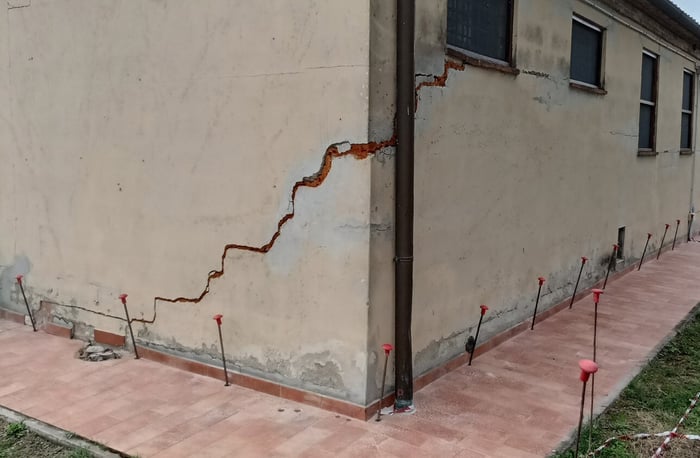 cracks_in_the_wall_15