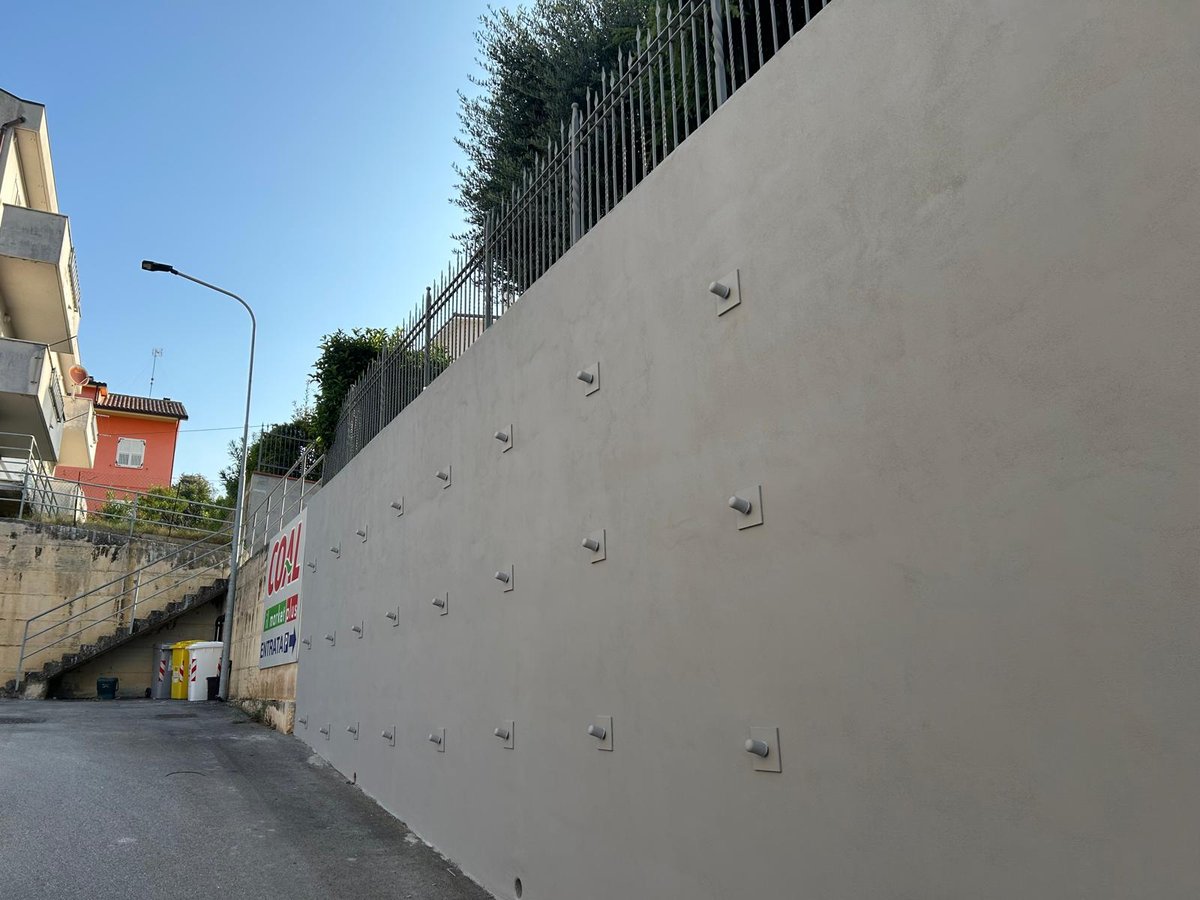 stabilizzazione muro controterra con ancoraggi e iniezioni di resine uretek