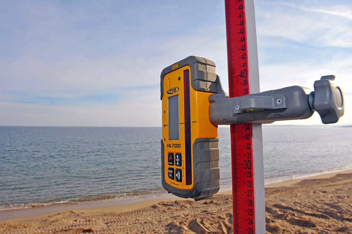 controllo laser per monitoraggio-stabilizzazione muro di sostegno spiaggia