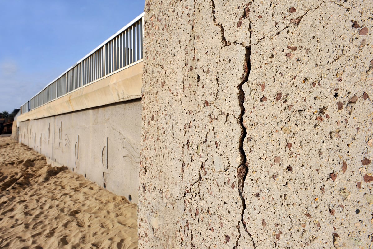 crepe nei muri cedimento del muro di sostegno in una spiaggia