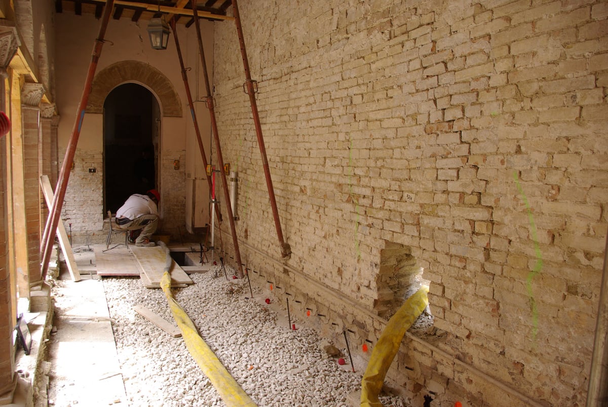 cedimento terreno di fondazione crepe nei muri