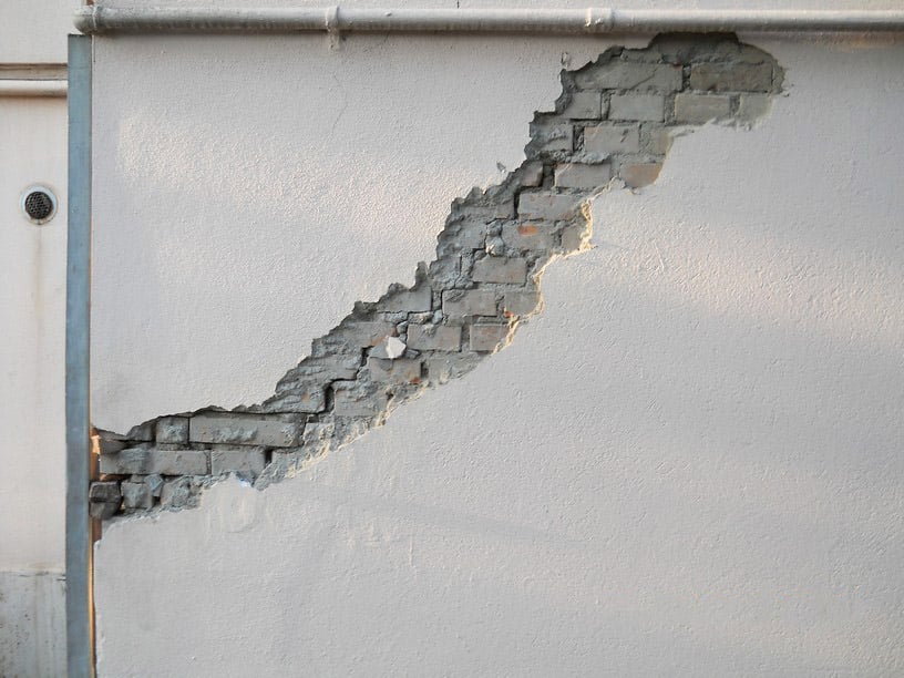 fessurazioni sulle pareti causa evento sismico
