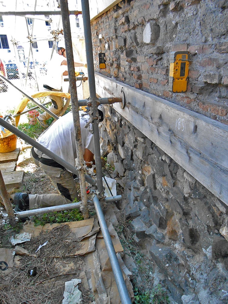 iniezioni resine espandenti consolidamento terreno fondazione mura romane