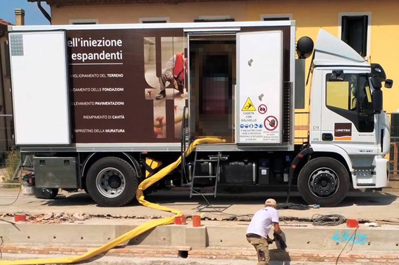 camion officina uretek in azione