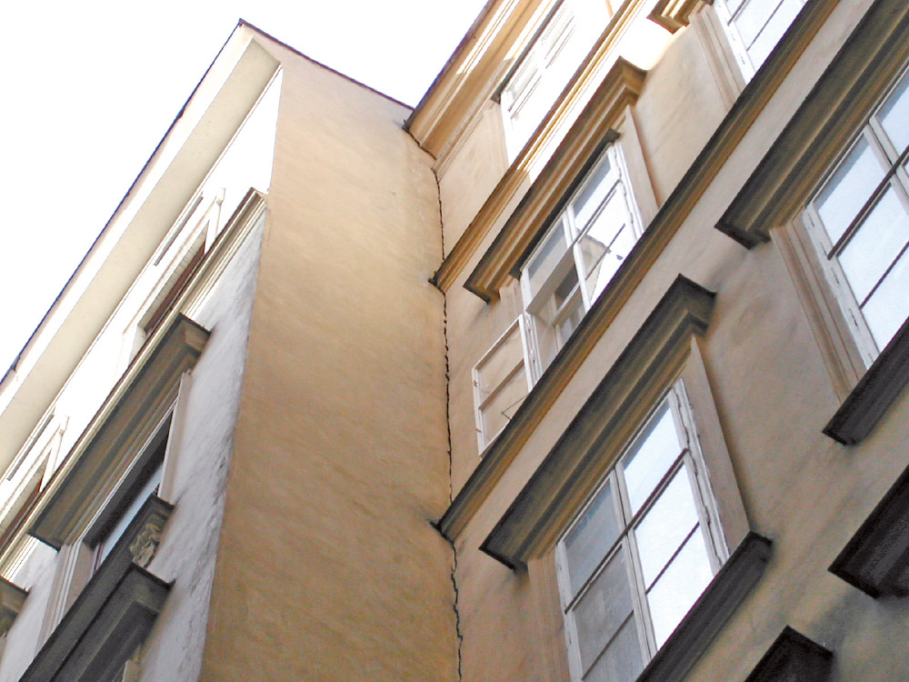 intervento di consolidamento fondazioni per crepe pericolose edificio storico