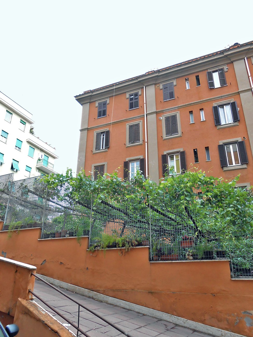 consolidamento edificio residenziale con iniezioni di resina espandente Roma