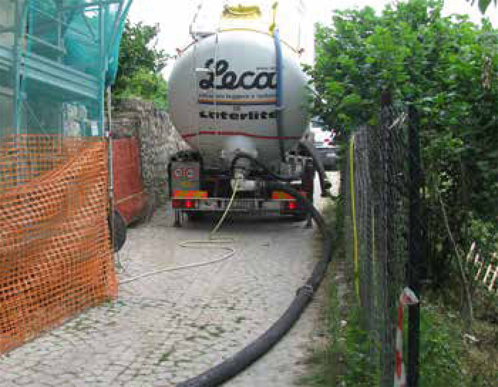 camion palline argilla riempimento cavita sotto edificio