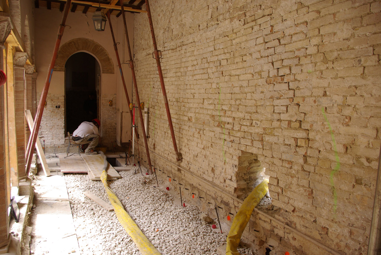 cedimento terreno di fondazione crepe nei muri