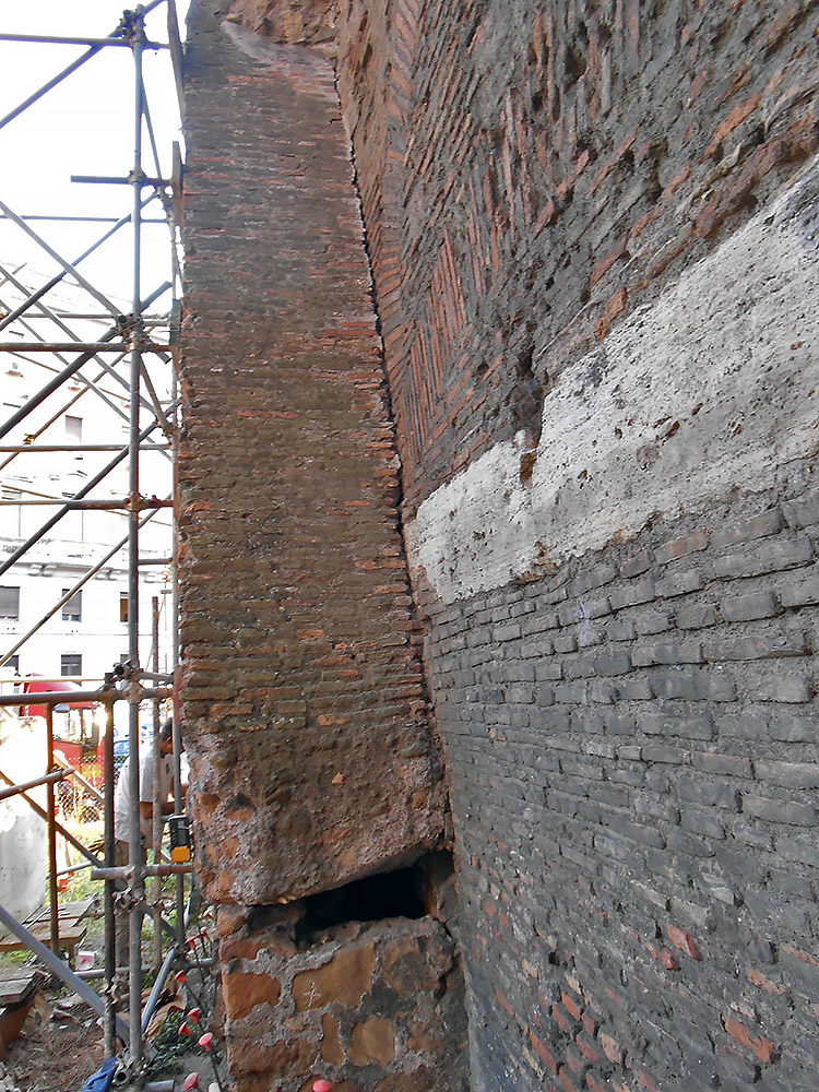 distacco sperone murario dalle mura retrostanti