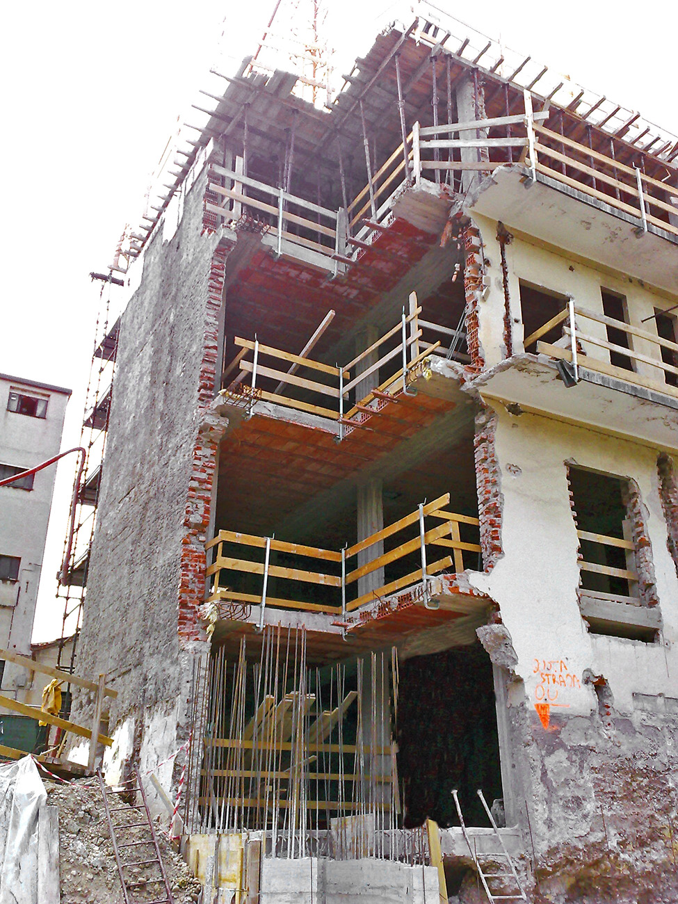 limitare franosita terreno per costruzione secondo edificio adiacente