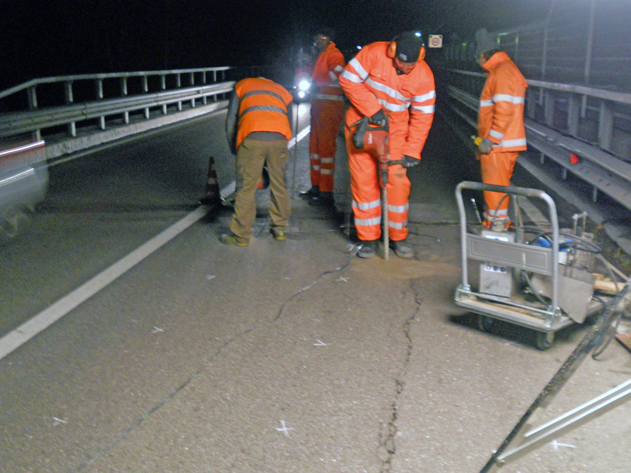 lavori uretek procedono anche di notte per non interrompere traffico