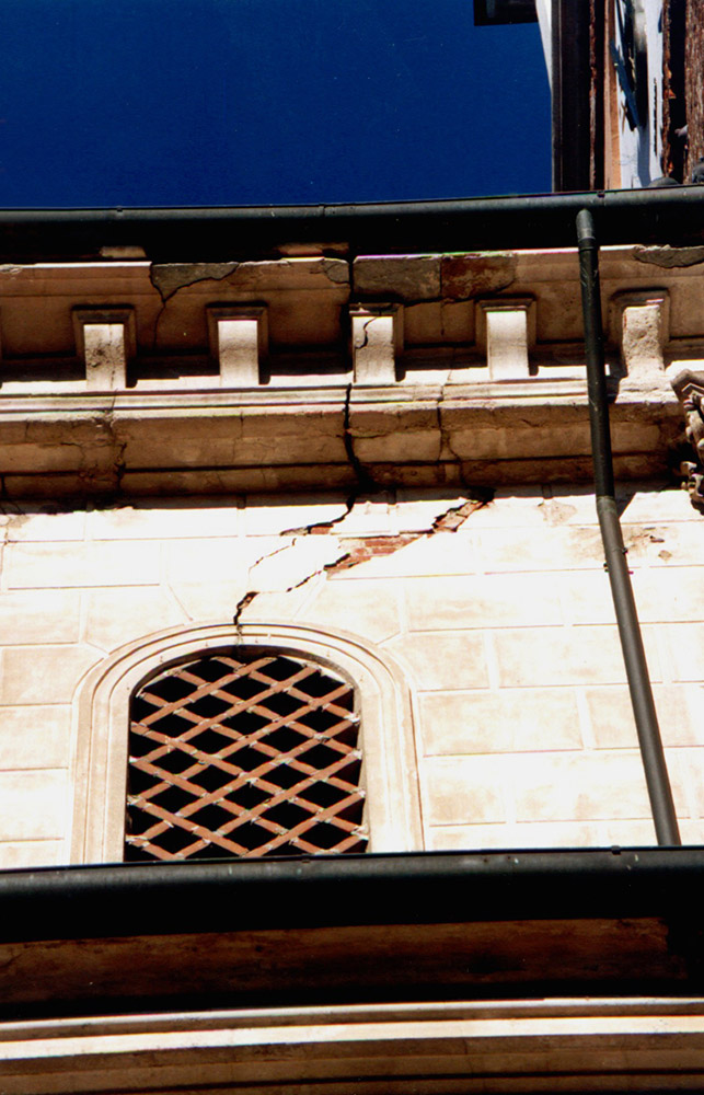 crepe nei muri fessurazioni torre campanaria