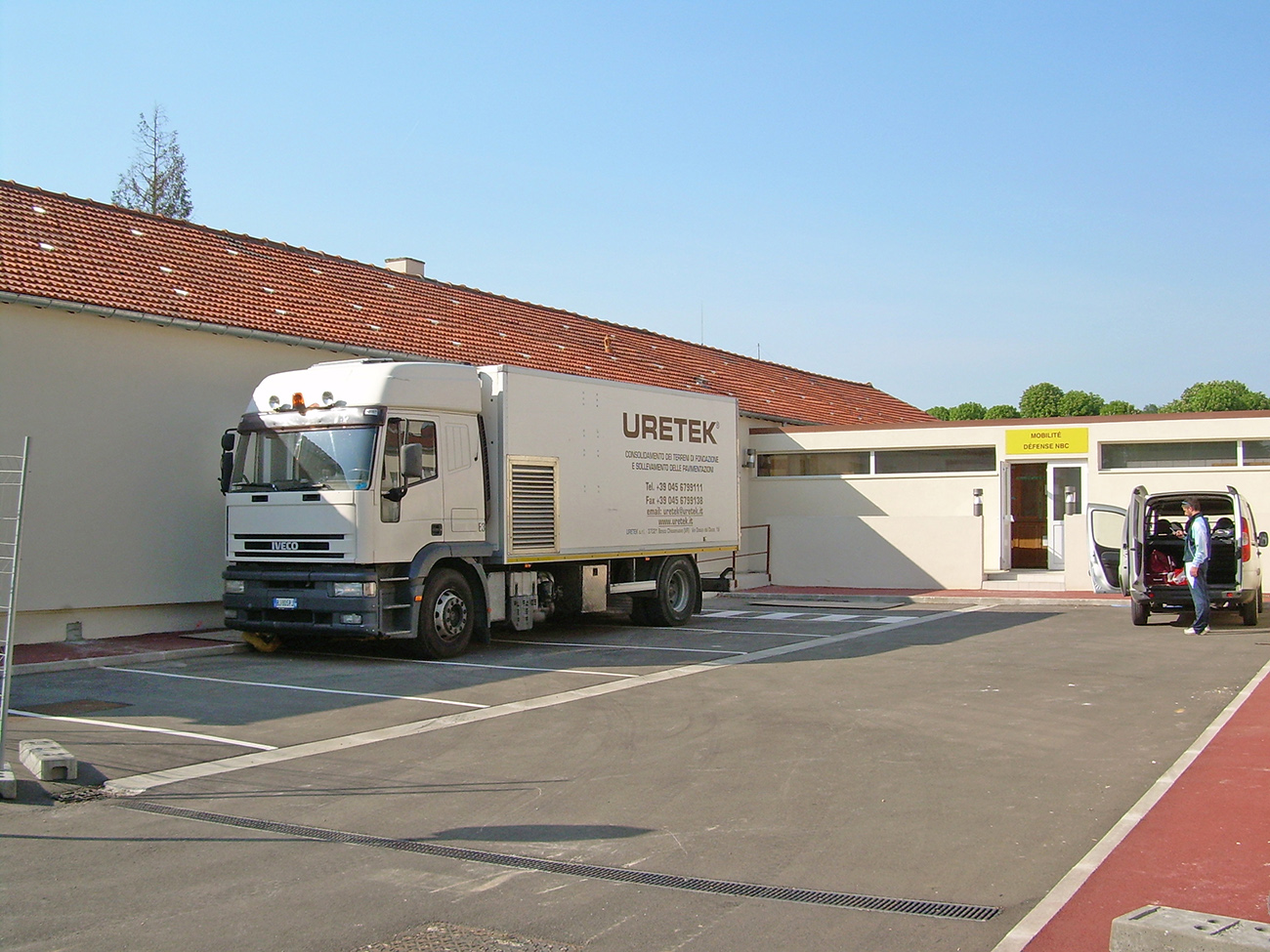 camion uretek in azione intervento riempimanto cavità